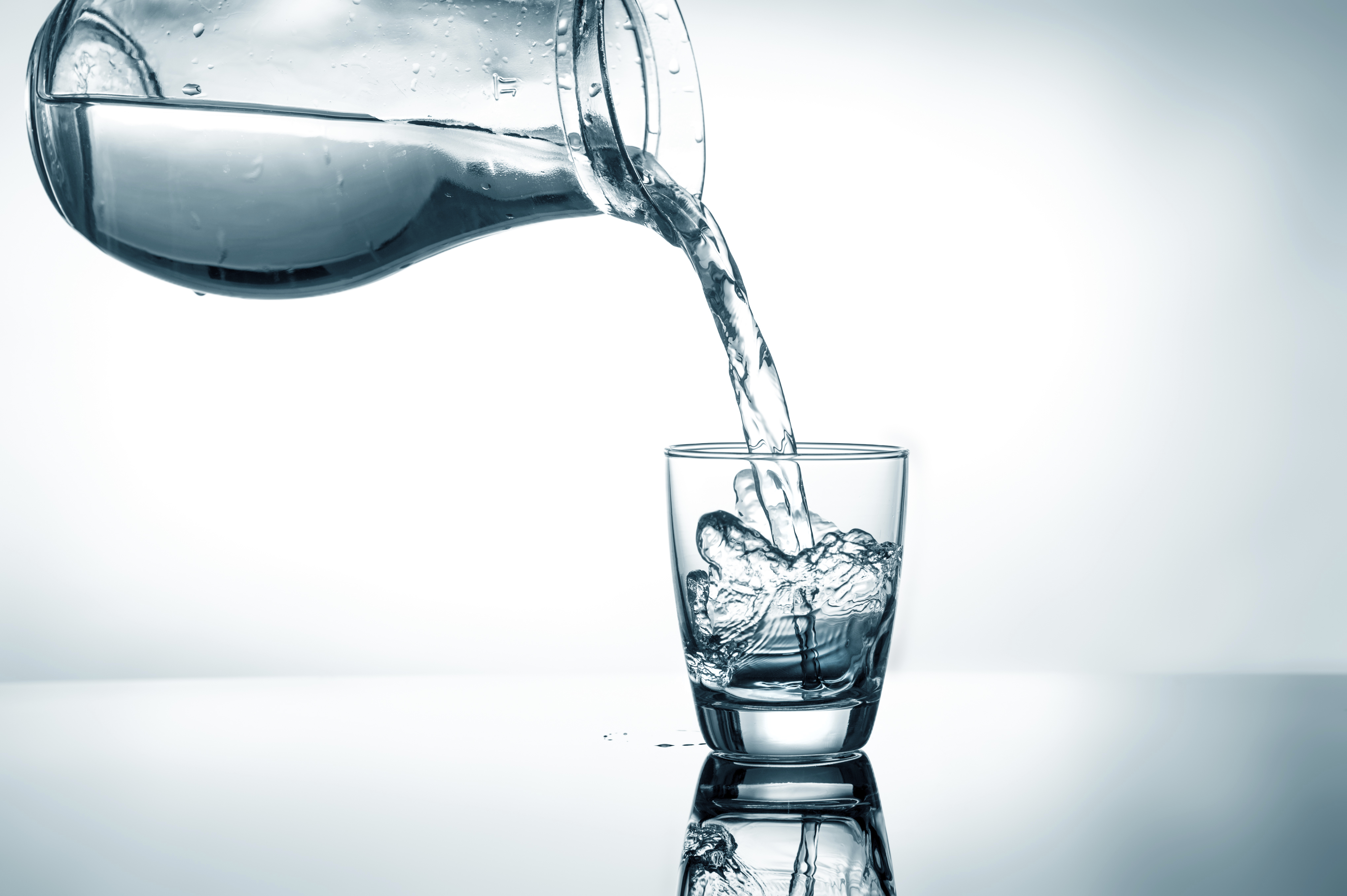 Включи стакан воды. Стакан воды. Вода льется в стакан. Наливает воду. Воду наливают в стакан.