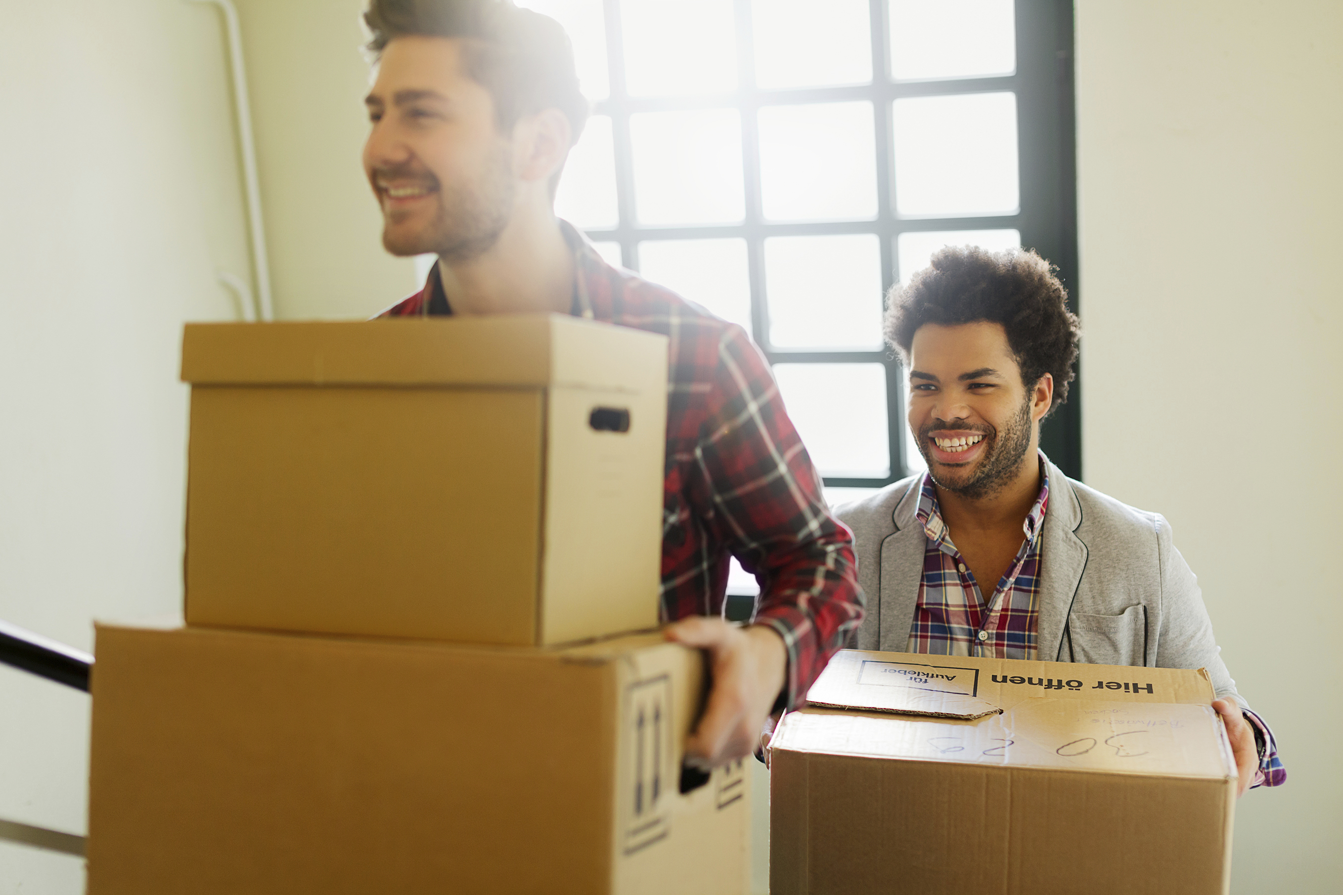 Want business. ИП переезжает. Merchant entrepreneur moving. Young entrepreneur Generator. Man is carrying a TV.